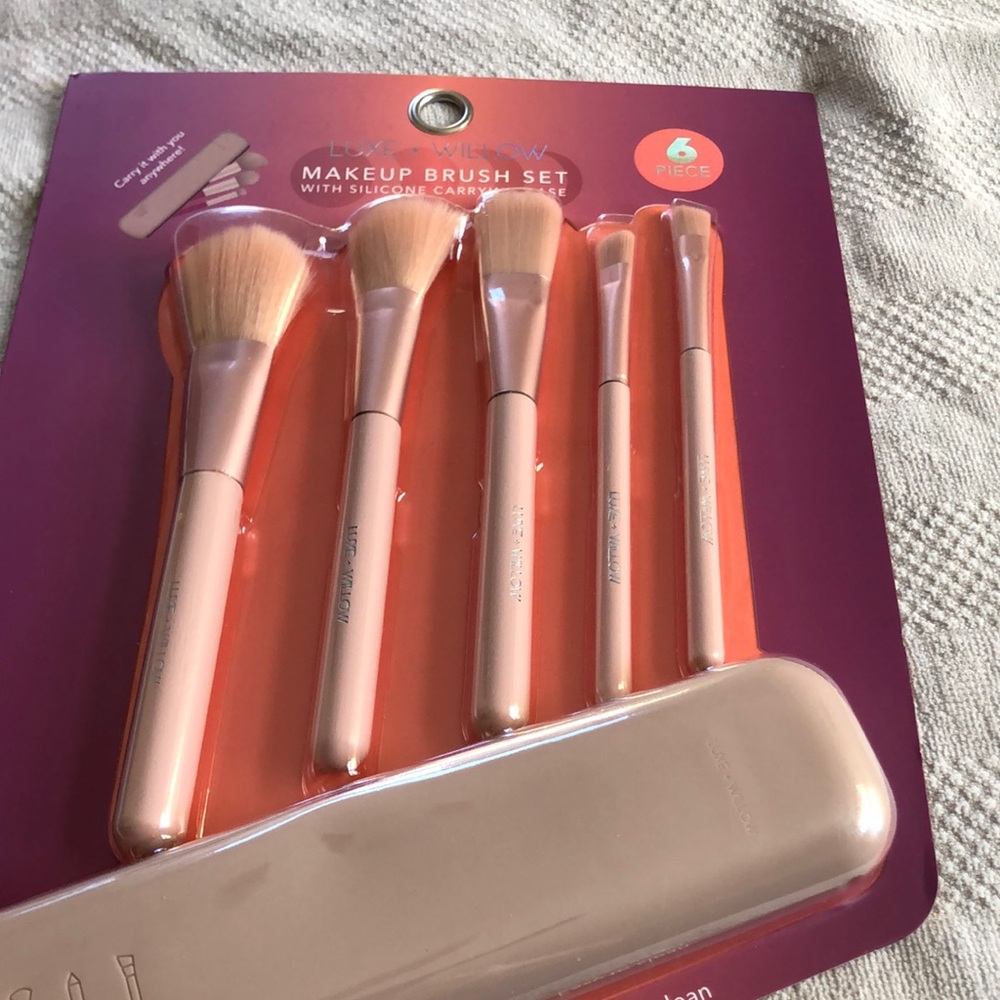 Luxe and willow makeup brush set with case. 5brushes and case nice set💐💐🌺